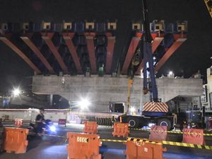 Pemasangan Box Girder Tol Becakayu Seksi II A