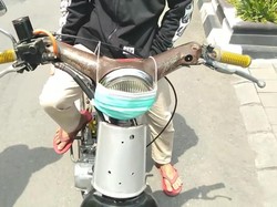 Duh! Pemotor Ini Nyeleneh Pakai Masker di Lampu Motor