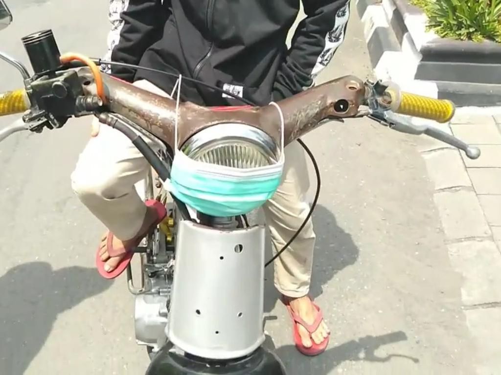 Duh! Pemotor Ini Nyeleneh Pakai Masker di Lampu Motor Duh! Pemotor Ini Nyeleneh Pakai Masker di Lampu Motor