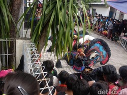 Tari Jaranan Timbulkan Kerumunan Terpaksa Dibubarkan Polisi Surabaya