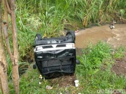Pikap Masuk Parit di Jalur Malang-Surabaya, Dua Orang Luka Ringan