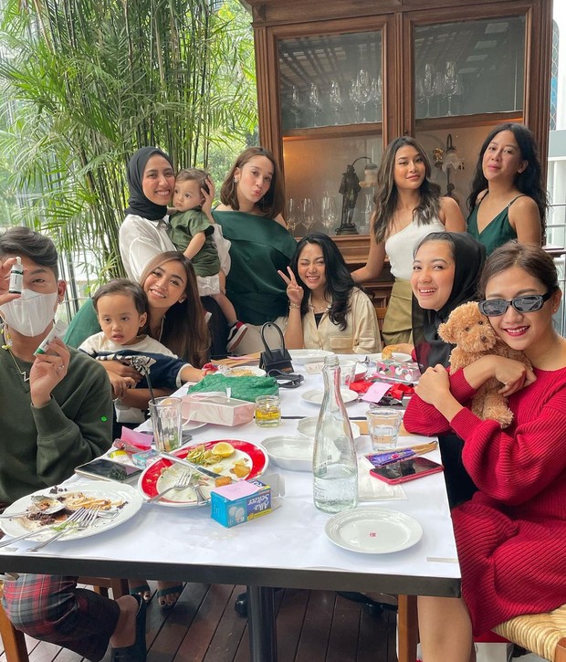 Rachel Vennya sedang kumpul bersama teman-temannya/instagram.com/rachelvennya