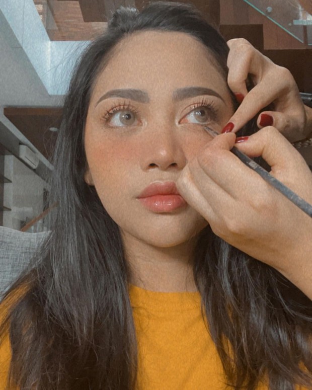 Rachel Vennya terlihat sedang dipakaikan eyeliner/instagram.com/rachelvennya