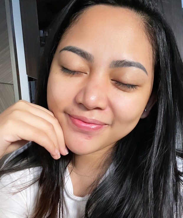 Rachel Vennya tersenyum sambil memejamkan mata/instagram.com/rachelvennya