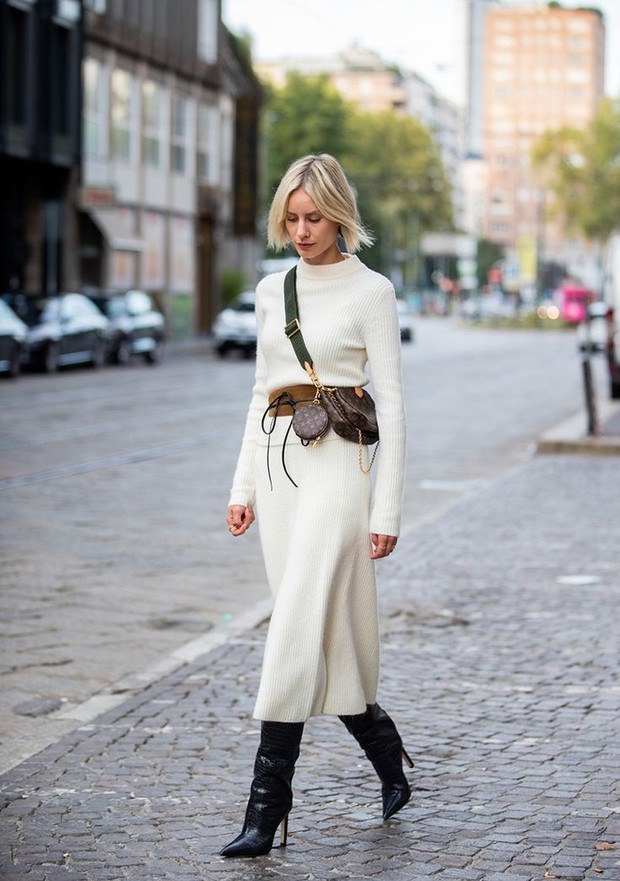 Memilih sweater dresses saat musim hujan juga menjadi pilihan terbaik yang akan membuat pakaian cuaca dingin tetap menyenangkan.