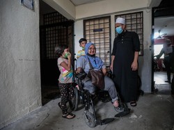 Tak Punya Tangan dan Kaki, Wanita Ini Tetap Semangat Jualan Kue di Jalan