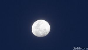 Menikmati Indahnya Terang Bulan Usai Hujan
