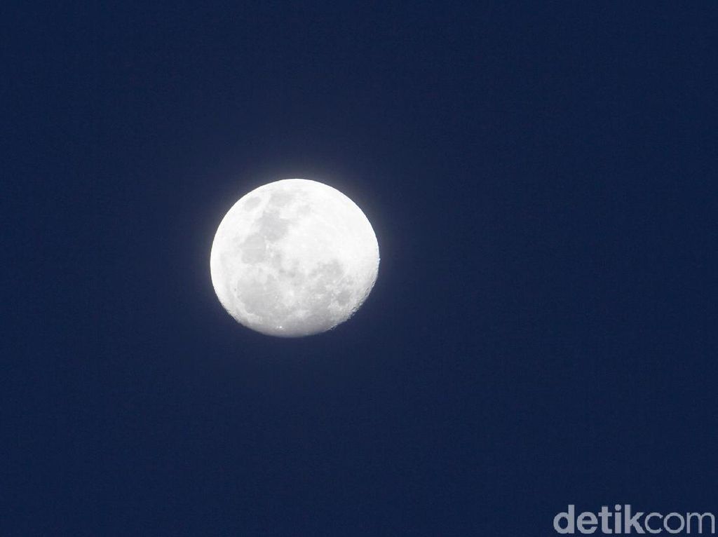 Menikmati Indahnya Terang Bulan Usai Hujan Menikmati Indahnya Terang Bulan Usai Hujan