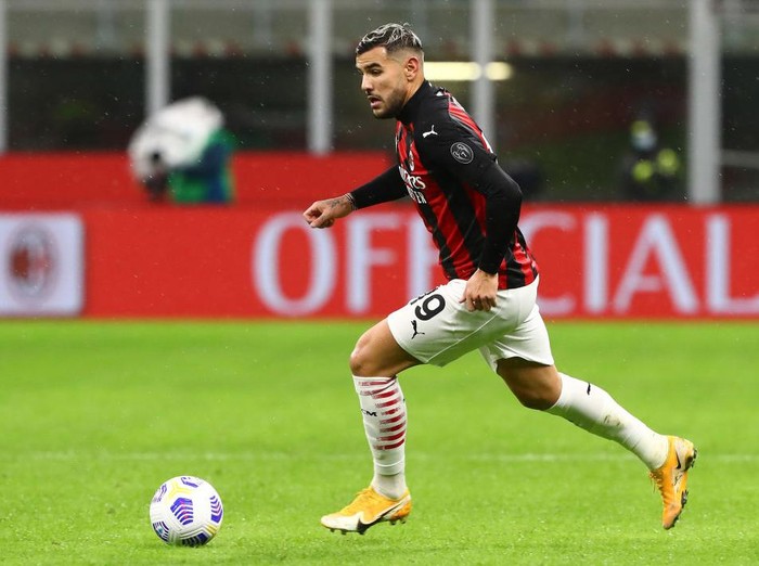 MILAN, ITALY - OCTOBER 26:  Theo Hernandez of AC Milan in action during the Serie A match between AC Milan and AS Roma at Stadio Giuseppe Meazza on October 26, 2020 in Milan, Italy.  (Photo by Marco Luzzani/Getty Images)