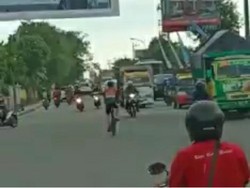 Terlalu! Pesepeda Ini Nyelonong Santai Tak Peduli Lalu Lintas Padat
