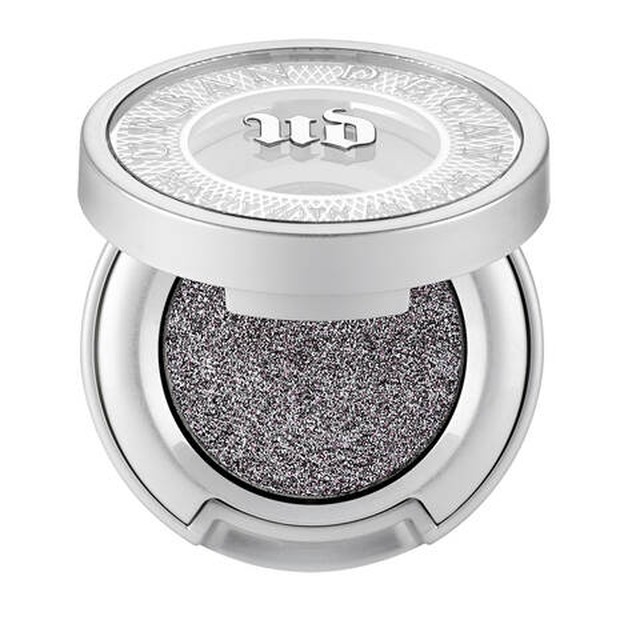 Kalau eyeshadow yang satu ini cocok digunakan buat kalian yang lebih suka bereksperimen dengan riasan mata warna silver.