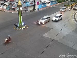 Terobos Lampu Merah, Pemotor Ini Tertabrak Hingga Terpental Terobos Lampu Merah, Pemotor Ini Tertabrak Hingga Terpental