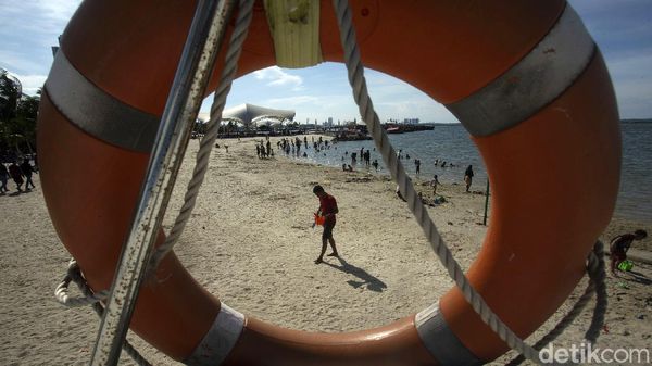 Warga Habiskan Libur Nataru di Pantai Ancol
