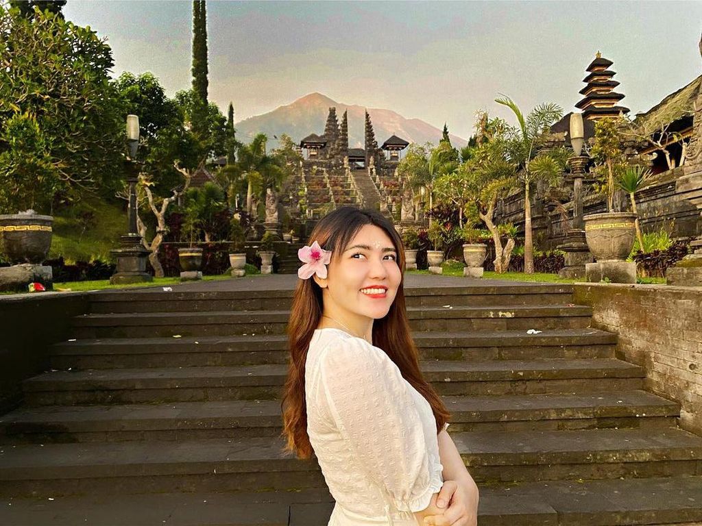 10 Foto Via Vallen, Manyun karena Adik Dilamar Duluan 10 Foto Via Vallen, Manyun karena Adik Dilamar Duluan