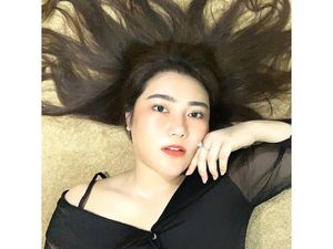 Via Vallen Pakai Tas Penuh Coretan, Ternyata Harganya Bisa Buat Beli Mobil!