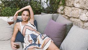 10 Potret Cantik Gal Gadot di Belakang Layar Wonder Woman
