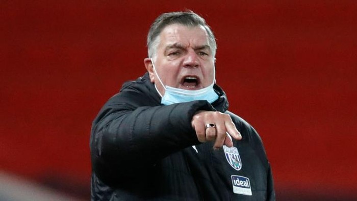 LIVERPOOL, ENGLAND - DECEMBER 27: Sam Allardyce, Manager of West Bromwich Albion gives his team instructions during the Premier League match between Liverpool and West Bromwich Albion at Anfield on December 27, 2020 in Liverpool, England. A limited number of fans (2000) are welcomed back to stadiums to watch elite football across England. This was following easing of restrictions on spectators in tiers one and two areas only. (Photo by Clive Brunskill/Getty Images)