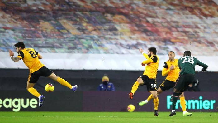 WOLVERHAMPTON, ENGLAND - DECEMBER 27:  Tanguy NDombele of Tottenham Hotspur scores their teams first goal during the Premier League match between Wolverhampton Wanderers and Tottenham Hotspur at Molineux on December 27, 2020 in Wolverhampton, England. The match will be played without fans, behind closed doors as a Covid-19 precaution. (Photo by Michael Steele/Getty Images)