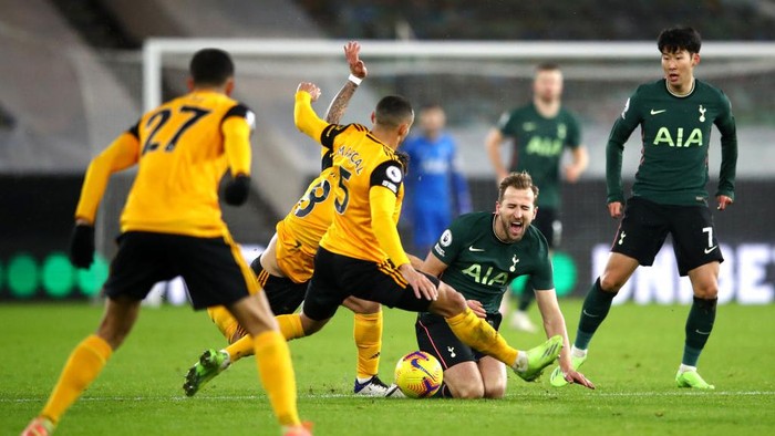 WOLVERHAMPTON, ENGLAND - DECEMBER 27:  Harry Kane of Tottenham Hotspur is fouled by Ruben Neves of Wolverhampton Wanderers  during the Premier League match between Wolverhampton Wanderers and Tottenham Hotspur at Molineux on December 27, 2020 in Wolverhampton, England. The match will be played without fans, behind closed doors as a Covid-19 precaution. (Photo by Michael Steele/Getty Images)