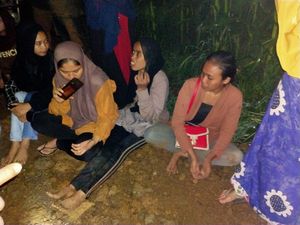 6 Jam Terjebak di Hutan, 16 Wisatawan Dievakuasi BPBD Dompu 6 Jam Terjebak di Hutan, 16 Wisatawan Dievakuasi BPBD Dompu