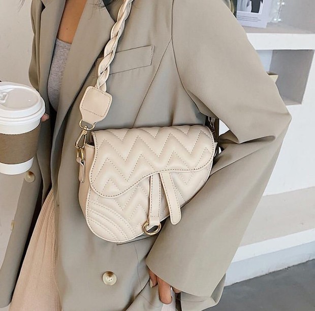 Baguette Bag/source:instagram.com/leisha.id Baguette Bag/source:instagram.com/leisha.id