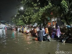 Hujan 2 Jam Bikin Surabaya Tergenang, Macet Parah dan Banyak Motor Mogok