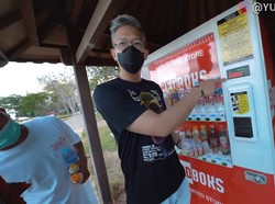 Borong Minuman dari Vending Machine, Bawanya Pakai Koper