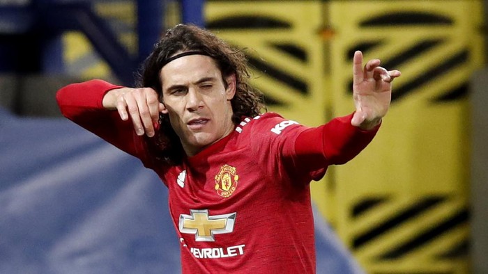 Cavani LIVERPOOL, ENGLAND - DECEMBER 23: Edinson Cavani of Manchester United celebrates after scoring their teams first goal during the Carabao Cup Quarter Final match between Everton and Manchester United at Goodison Park on December 23, 2020 in Liverpool, England. A limited number of fans (2000) are welcomed back to stadiums to watch elite football across England. This was following easing of restrictions on spectators in tiers one and two areas only. (Photo by Clive Brunskill/Getty Images)