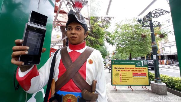 Cegah Corona, Patung Prajurit Keraton Ukur Suhu Pengunjung Malioboro