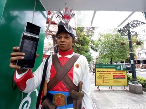 Cegah Corona, Patung Prajurit Keraton Ukur Suhu Pengunjung Malioboro Cegah Corona, Patung Prajurit Keraton Ukur Suhu Pengunjung Malioboro