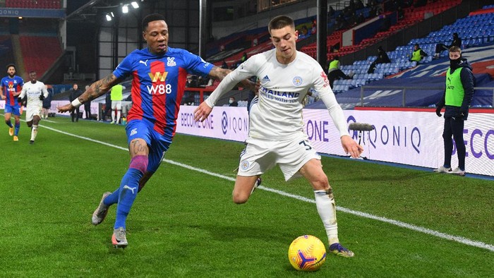 LONDON, ENGLAND - DECEMBER 28: Luke Thomas of Leicester City is challenged by Nathaniel Clyne of Crystal Palace during the Premier League match between Crystal Palace and Leicester City at Selhurst Park on December 28, 2020 in London, England. The match will be played without fans, behind closed doors as a Covid-19 precaution. (Photo by Facundo Arrizabalaga - Pool/Getty Images)