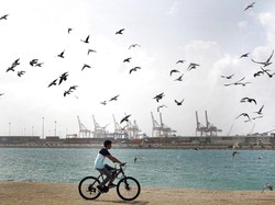 Warga Saudi Pede Bisa Hidup Normal 6 Bulan ke Depan