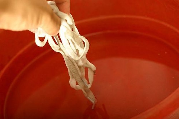 Foto:Menggunakan Air Hangat/pinterest.id/ Tips Merawat Sepatu Warna Putih