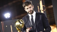Bek Barcelona, Gerard Pique, mendapatkan trofi Dubai dOrs 2020 untuk kategori Lifetime Achievements Awards. (Foto: Twitter)