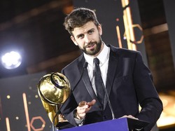Bek Barcelona, Gerard Pique, mendapatkan trofi Dubai dOrs 2020 untuk kategori Lifetime Achievements Awards. (Foto: Twitter)