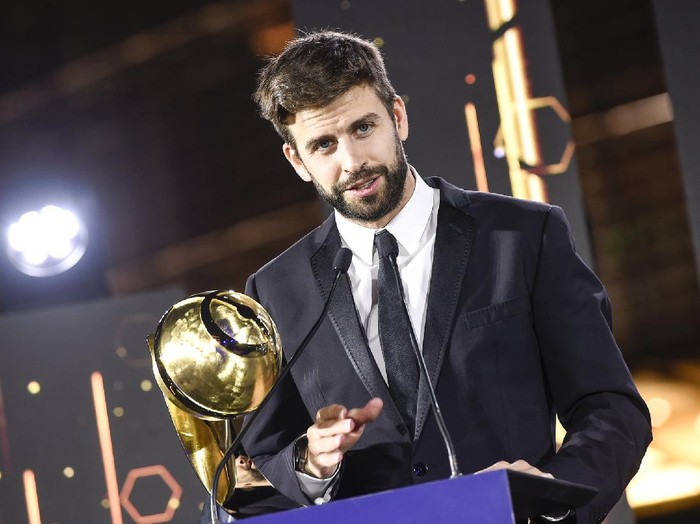 Gerard Pique mendapatkan trofi Dubai d'Ors untuk kategori Lifetime Achievements Awards.