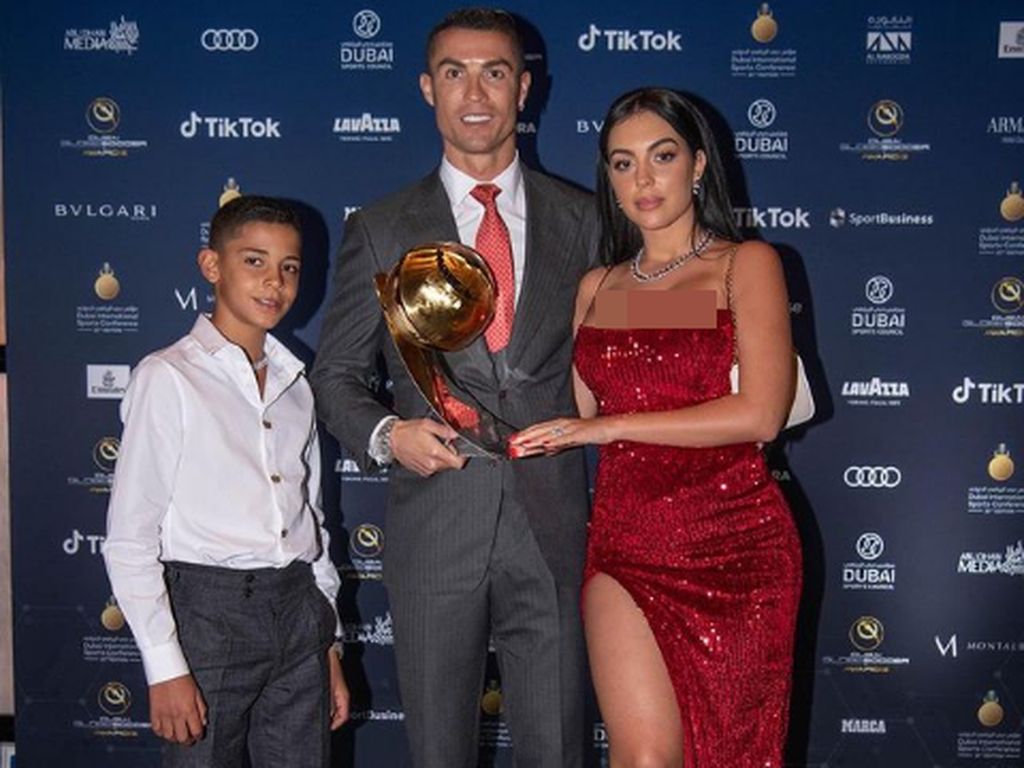 Ronaldo Jadi Orang Pertama dengan 500 Juta Follower, Apa Saja Isi Medsosnya? Ronaldo Jadi Orang Pertama dengan 500 Juta Follower, Apa Saja Isi Medsosnya?