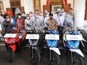 Bersama Gubernur Khofifah, Mendes Beri Bantuan untuk BUMDesma di Jatim