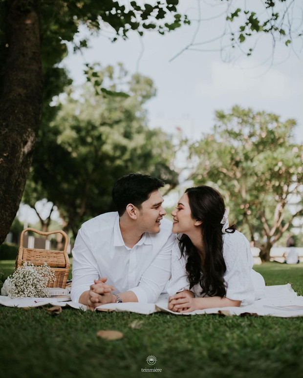 Nabila Gardena dan Harits memilih tema piknik dengan mengambil konsep outdoor di sebuah taman.