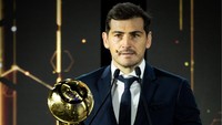 Kategori Lifetime Achievements Awards turut diberikan kepada mantan kiper Real Madrid, Iker Casillas. (Foto: Twitter)