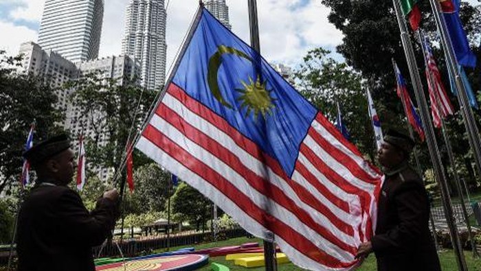 Ilustrasi bendera Malaysia Workers put up a Malaysian flag ahead of the 27th Association of Southeast Asian Nations (ASEAN) Summit at the Kuala Lumpur convention center on November 18, 2015. Malaysia will host the 27th ASEAN summit from November 18-22. AFP PHOTO / MANAN VATSYAYANA (Photo by MANAN VATSYAYANA / AFP)