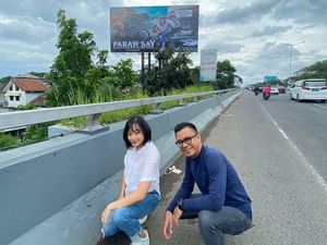 Pria Pasang Billboard Demi Ultah Istri, Viral Bikin Salfok di Jalanan Bandung