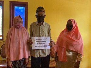 Sempat Viral Salat Pakai Seragam SMA, Kakek 90 Tahun di Bone Kini Dapat Rumah