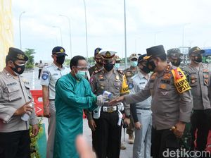 Cek Tol Ngawi, Kakorlantas Sebut Volume Kendaraan Tahun Ini Turun Cek Tol Ngawi, Kakorlantas Sebut Volume Kendaraan Tahun Ini Turun