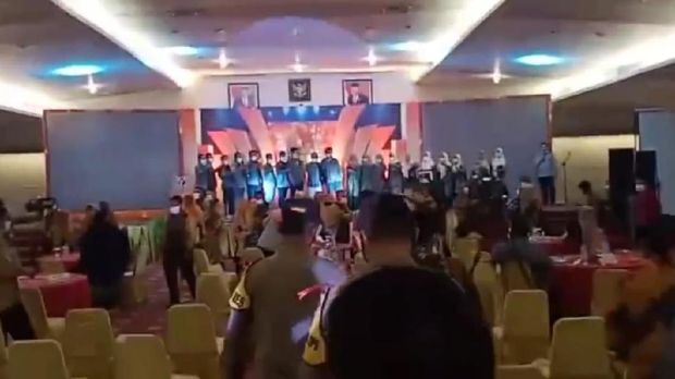 Kapolres Gorotalo Kota AKBP Desmont Harjendro membubarkan acara Bawaslu Award (Instagram @humas_polresgorontalokota)