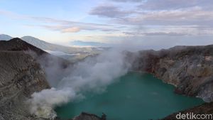 Potret Kawah Ijen, Si Kawah Asam Terbesar Dunia