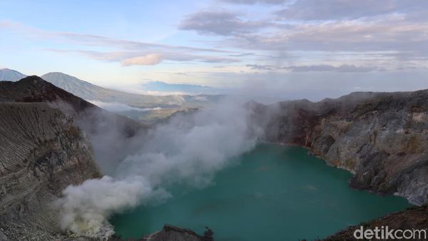 Potret Kawah Ijen, Si Kawah Asam Terbesar Dunia