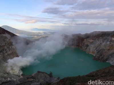 Potret Kawah Ijen, Si Kawah Asam Terbesar Dunia