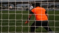 Direktur Utama Jakpro Dwi Wahyu Daryoto menendang bola sebagai simbolis peresmian lapangan latih di Jakarta International Stadium (JIS), Papanggo, Jakarta Utara, Senin (28/12).