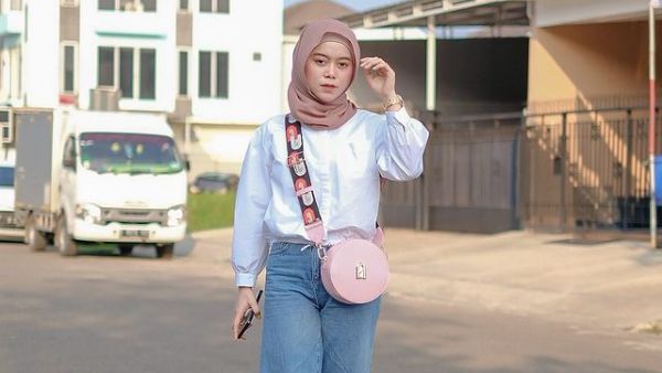 5 Gaya Casual Lesti Kejora Pakai Tas Branded Puluhan Juta Rupiah